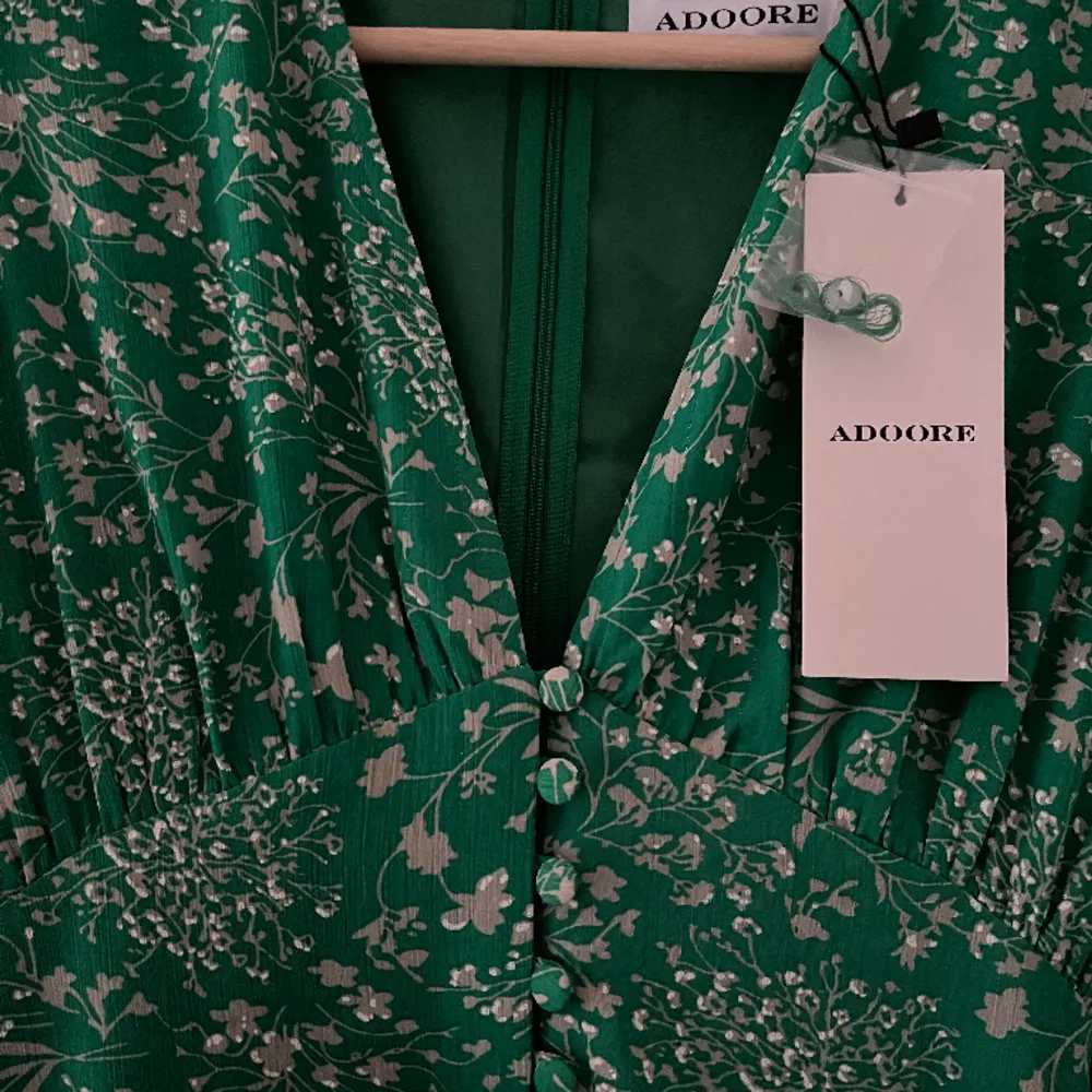 Säljer en grön långklänning från märket Adoore.   Klänningen är i stl 34.   Aldrig använd, enbart testad. Prislapp finns kvar.. Klänningar.