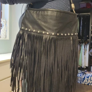 Väska med fransar - Fint skick förutom lite skav vid nitar och axelremmen. 