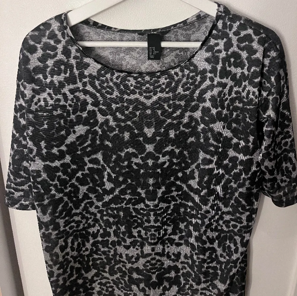 Säljer denna coola trekvartsärmade tröjan med leopardmönster! Stl xs men sitter löst så skulle säga att den även passar en S/M☺️. T-shirts.