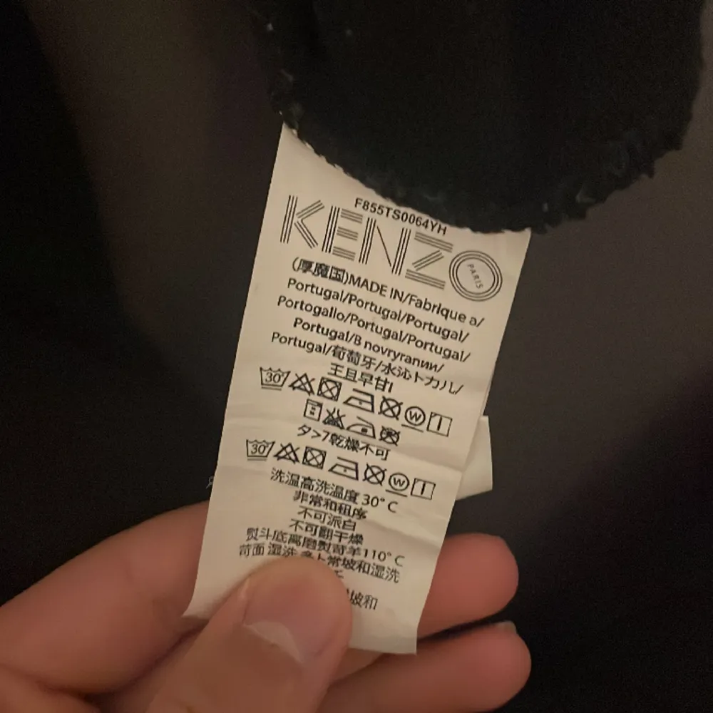 Hej säljer min kenzo hoddie som är i S använd ett par gånger men den är ny.. Hoodies.