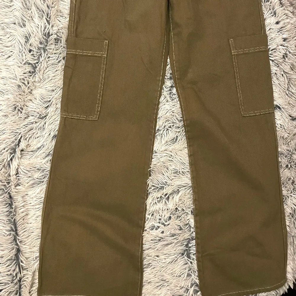 New green cargo pants. Jeans & Byxor.