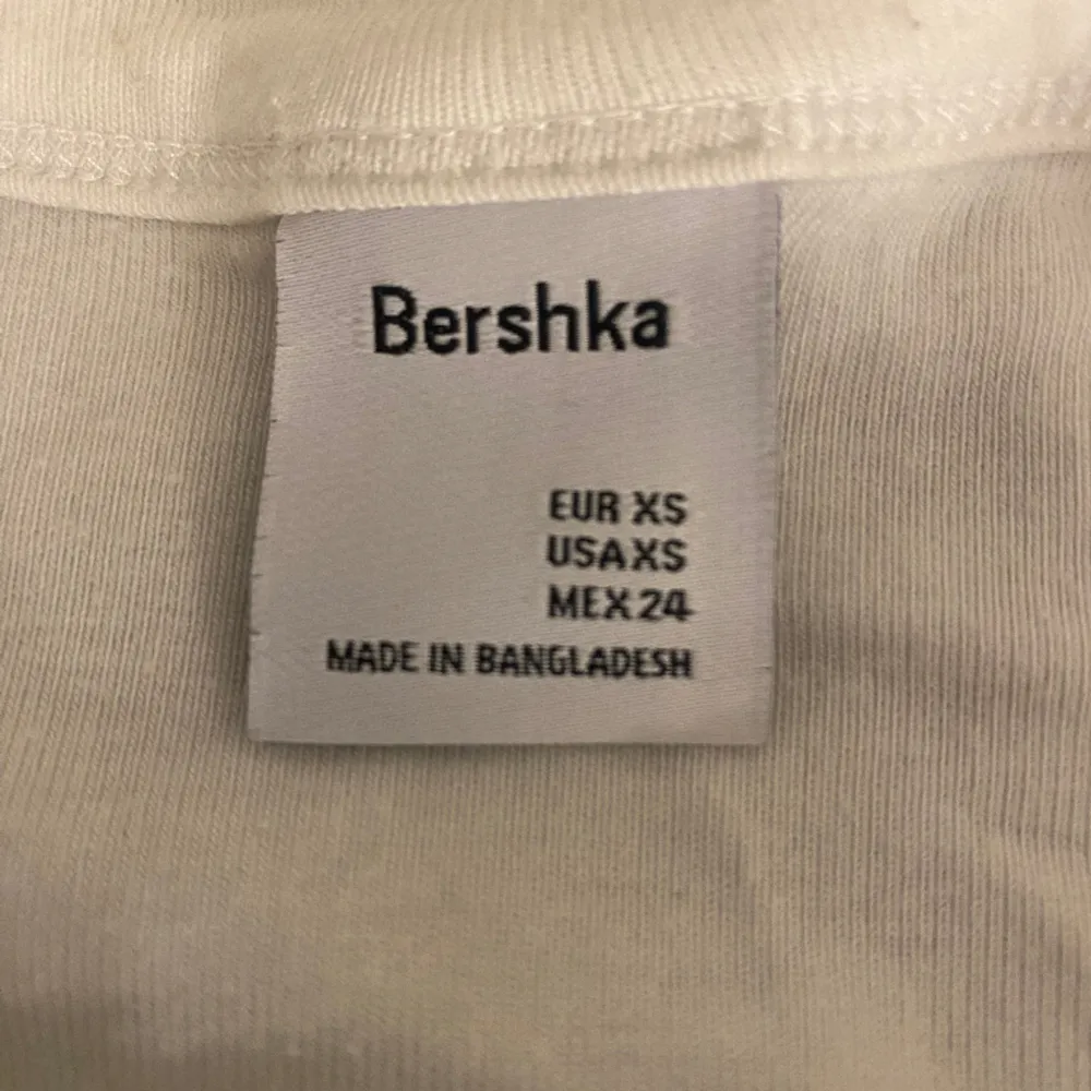 Säljer denna jättegulliga croppade t-shirten från bershka med ett brunt fjärils märke. Används rätt så mycket men är i bra skick ändå. För fler bilder/mått osv kom privat!. Toppar.