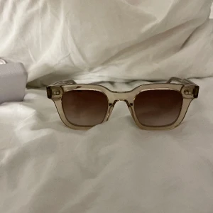 Chimi solglasögon - Säljer dessa populära chimis i 04 ecru! Inte kommit till användning på länge. Pågrund av det är de i mycket bra skick. Alla tillbehör ni ser på bilden kommer med💕!