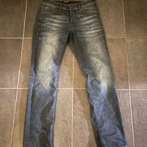 Jack&jones jeans - Jack&jones slim fit jeans i storlek 28/32 sitter som 29/32 så de är lite stora i midjan, skick 9/10 använda i ett par månader. Skriv vid frågor eller funderingar, Mvh Lukas.