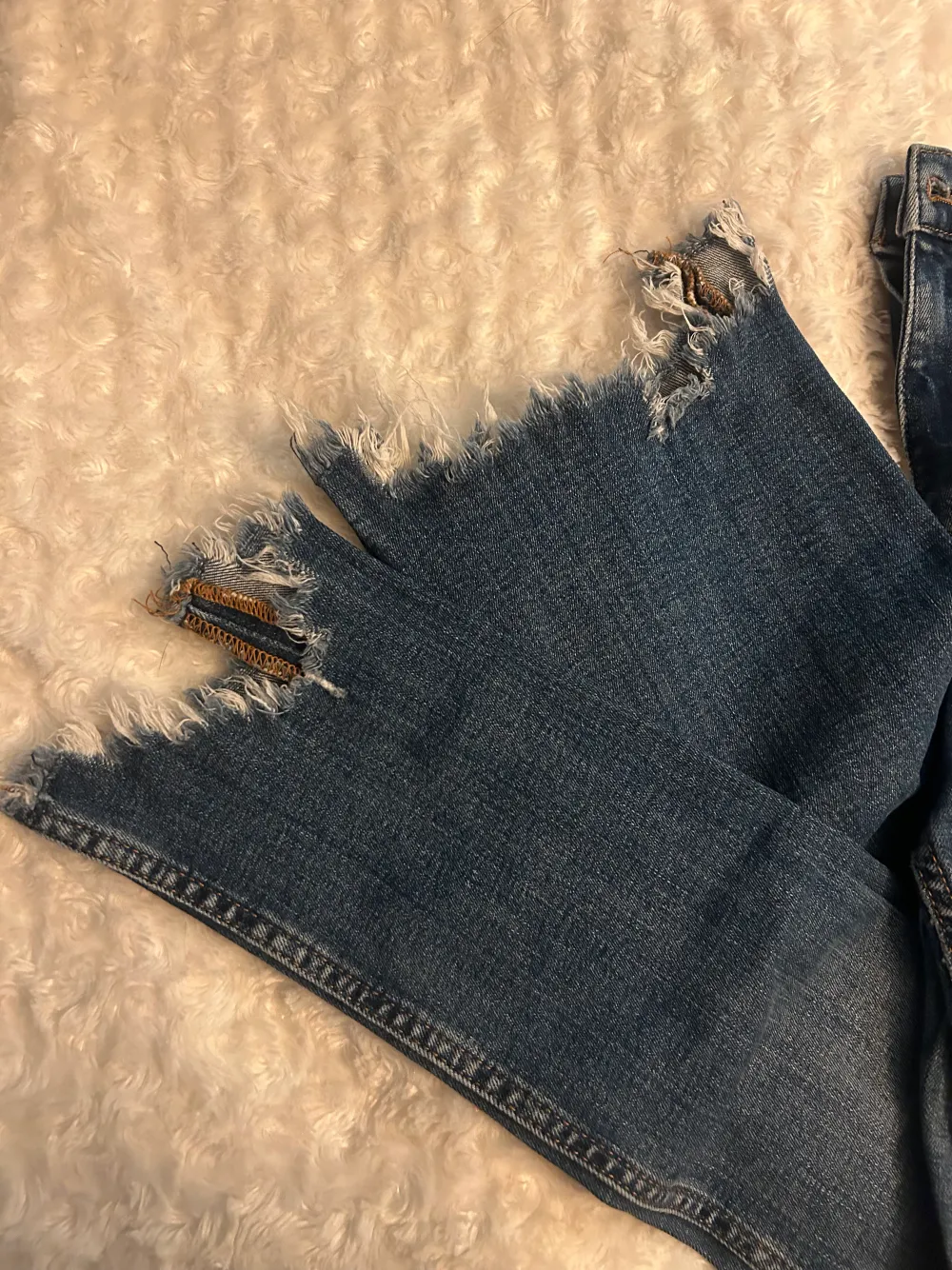 Croppade flair jeans från zara, samma modell som på bilden bara annan färg, medelhög midja🤍superfin kant på jeansen (bild 2j. Jeans & Byxor.