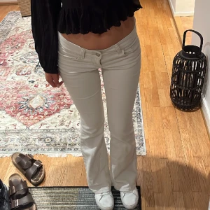 Ljusa jenas - Jätte snygga beiga/ vita jeans från hm. Detaljrika bakfickor, fint skick mkt bekväma. Passar mig bra i längden som är 165. Skriv för fler bilder eller mått! Perfekt nu till våren eller sommaren💗💗