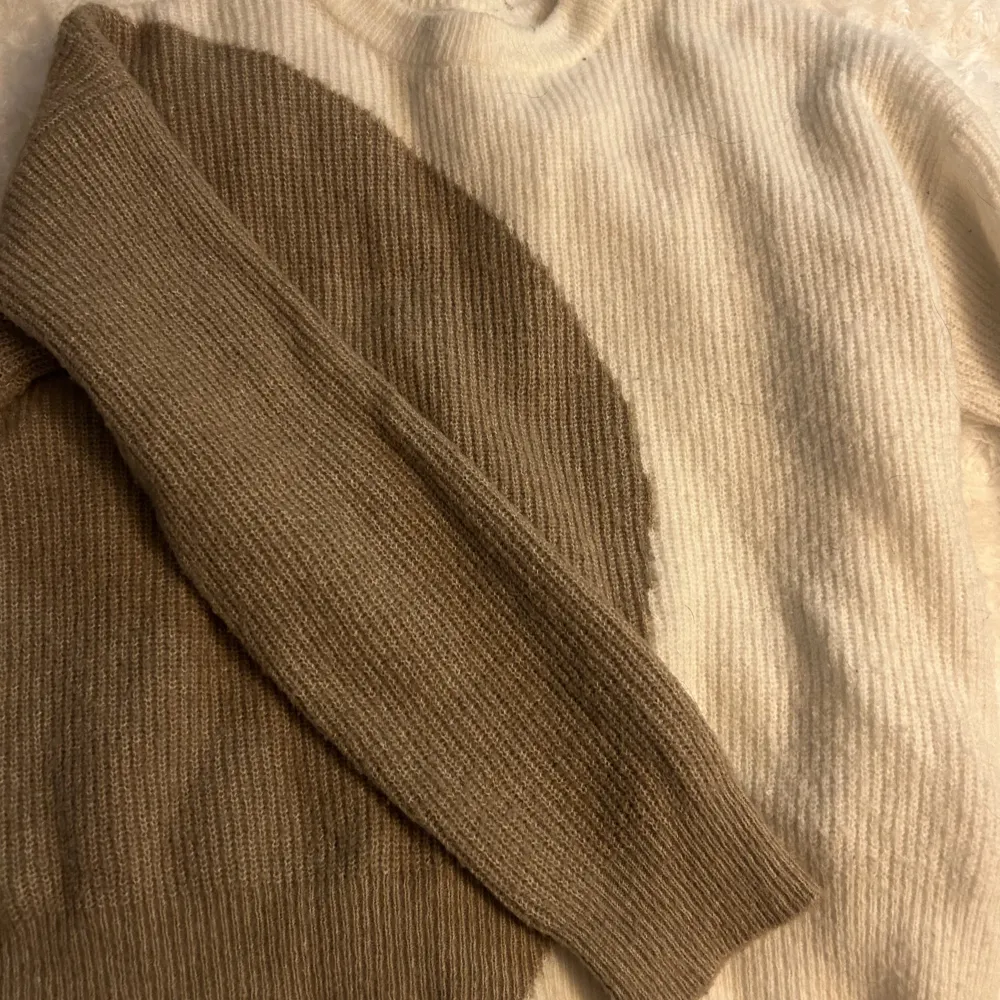 Stickad tröja i två färgen, bra skick, lite nopprig men inget som syns pga materialet på tröjan, har lite svarta noppror som gör att ta bort på insidan av nacken, men dessa syns inte när man bär tröjan🤍se bild 3. Stickat.