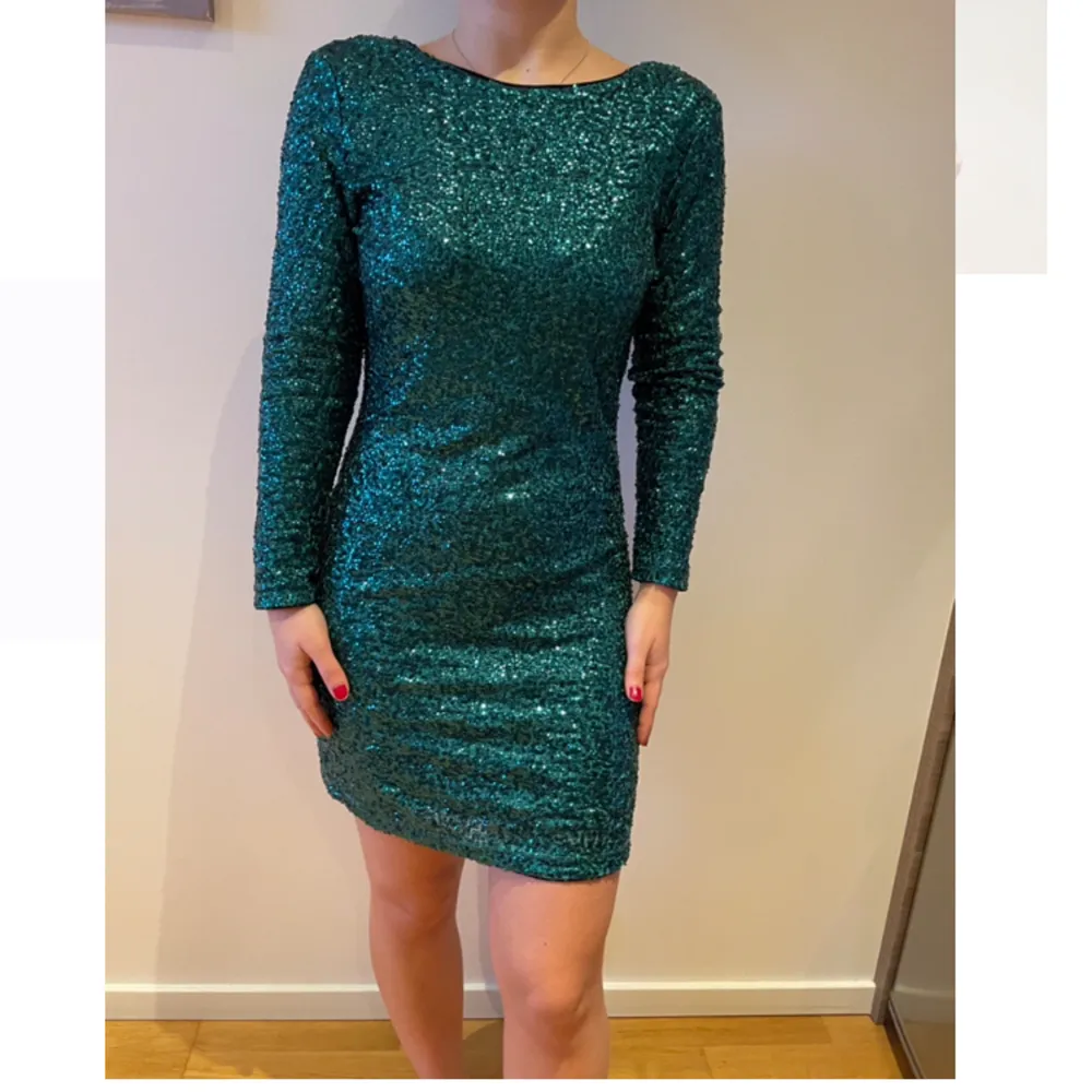 Säljer min gröna paljettklänning från H&M 💚 Klänningen är i storlek 40 men funkar perfekt för mindre storlekar, jag bär vanligtvis XS/34 och den passade 🤩 📬Kan frakta och mötas upp i Stockholm!!. Klänningar.