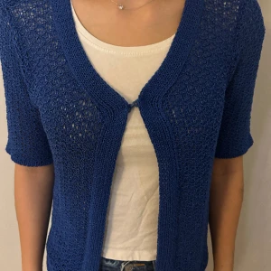 Kortärmad kofta  - Kortärmad kofta i blått❤️