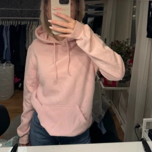 Rosa hoodie - Super söt rosa Hoodie. Säljer då den inte kommer till användning längre.🥰 lite nopprig men inget man tänker på.