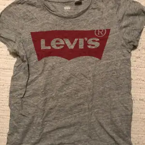 En Levi’s t-shirt som är ganska stretchig. Använd några ggr❤️❤️