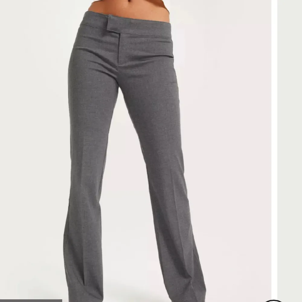 grå, lågmidjade kostymbyxor från nelly. köpta för ca 1 månad sen så knappt använda. Jeans & Byxor.