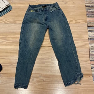 Ed Hqrdy Urban Outfitters exclusive  - Säljer dessa feta Ed Hardy jeans! Säljer då jag har bytt stil. Använts i ett halvår, lite slitna där nere