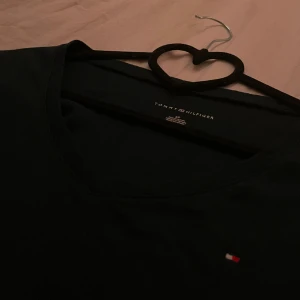 Tommy Hilfiger t shirt - Marinblå t shirt från Tommy Hilfiger. Aldrig använd✨💌