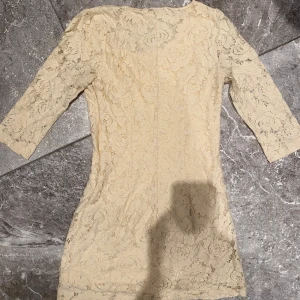 Klänning - Jättefin klänning, mjukt material och fint motiv. Säljer pga stor garderobrensning. Kika gärna på mina andra annonser, säljer mycket. Samfraktar gärna:) 