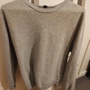 Sweatshirt  - Huvtröja använt ett par ggr. Köpte för 100kr och säljer för 25kr. Hör av dig vid frågor:)