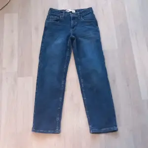 Snygga barn jeans som sitter Straight/Loose. Mörkblåa och har storleken 140cm/10år. Pris kan diskuteras.