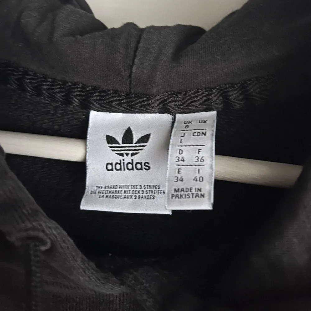 Tjocktröja från Adidas. Använd en del. Upplevs större i storleken. . Tröjor & Koftor.