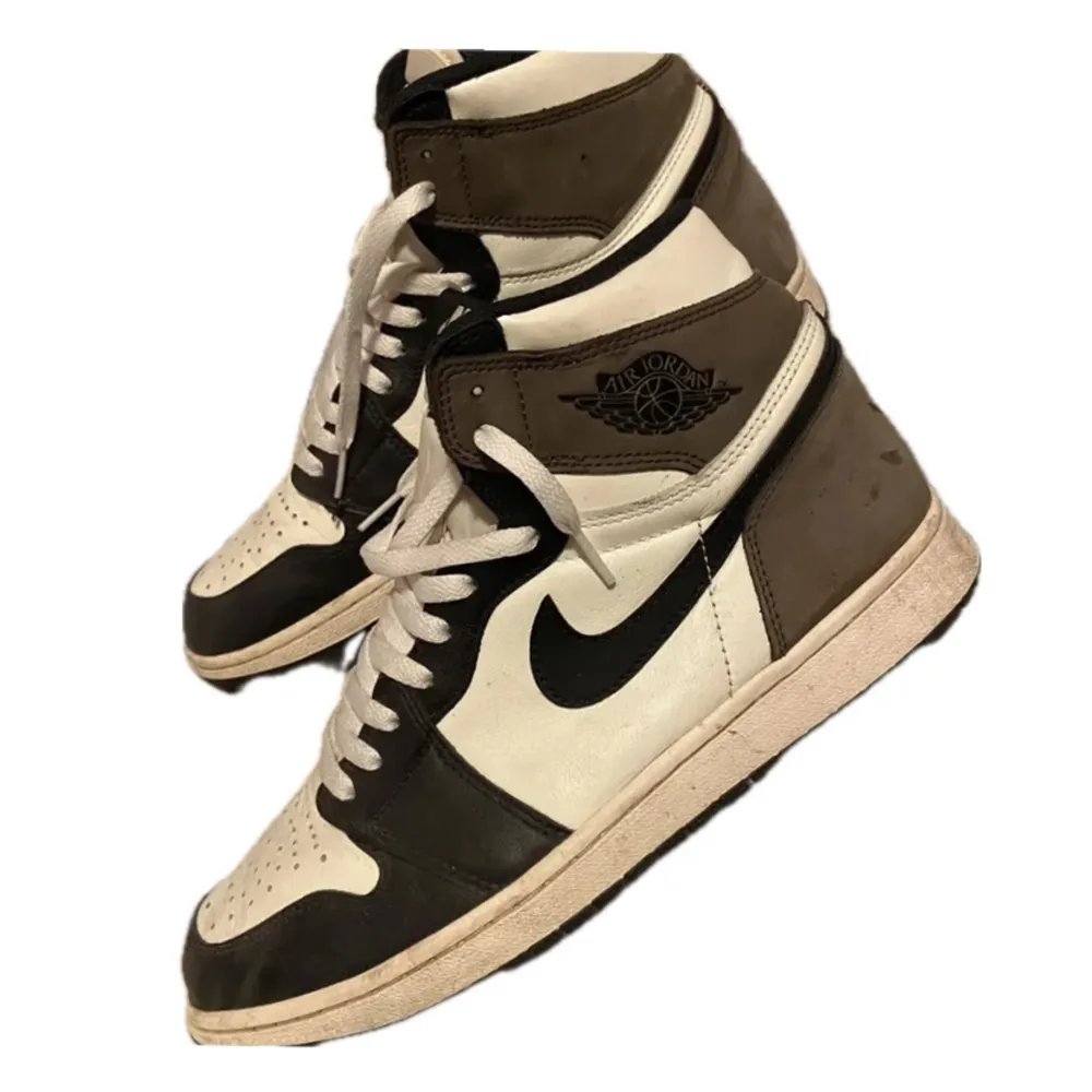 Air Jordan 1 Mid Mocka De är i använt skick med inga skador, smuts kan tvättas bort lätt! (Äkta skor, QR kod finns inne) skriv för mer bilder eller funderingar :) de är köpta för 3000kr men pris kan diskuteras vid snabbaffär . Skor.