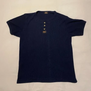 Calvin Klein t-shirt - Snygg kortarmad Calvin Klein tröja i bra skick, säljer då den inte passar mig längre. 