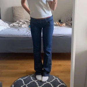 Lågmidjade jeans - snygga lågmidjade jeans storlek 28 (S) skulle jag säga passar mig i längden som är 163