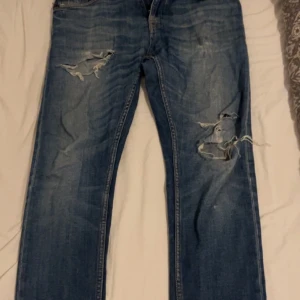 Tiger of Sweden ljusblåa Jeans med hål. - Storlek: 30/30 Style: pistolero Pris kan diskuteras i snabbköp!