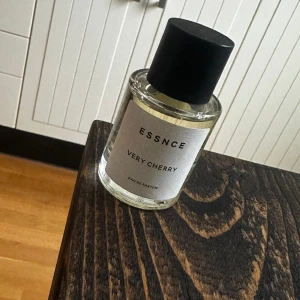 Parfym från essnce  - Endast testad. 50 ml. Nypris 360:-