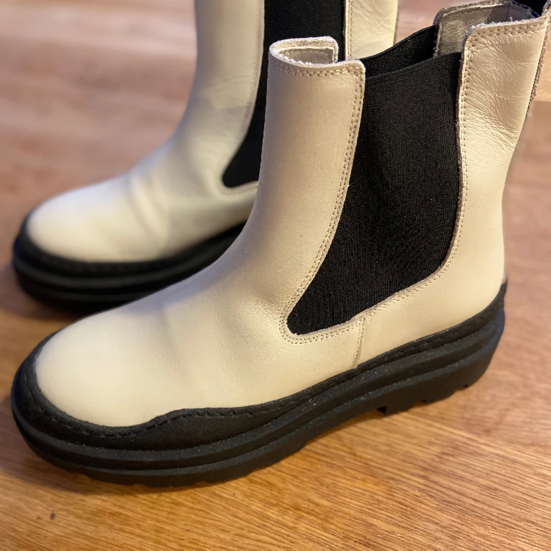 Bianco Chelsea boots