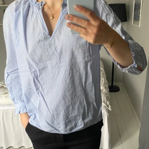 Blus NOA NOA - Säljer denna snygg blus från NOA NOA och blusen är i bra skick💗💕