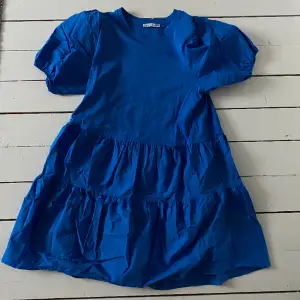 Säljer en blå klänning från Zara som jag endast har använt en gång💗💞