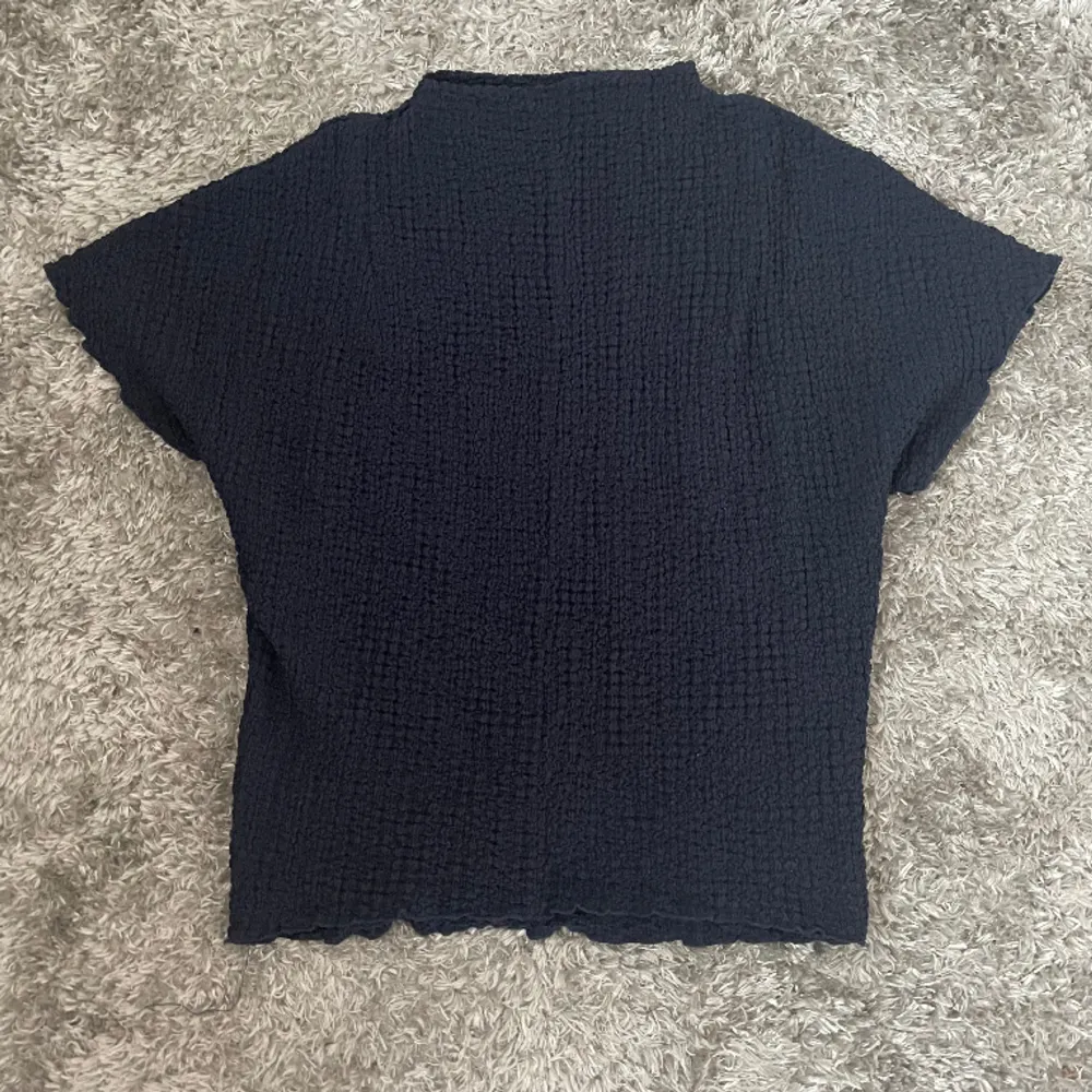 Jättefin marinblå tröja från zara i storlek S❤️. T-shirts.
