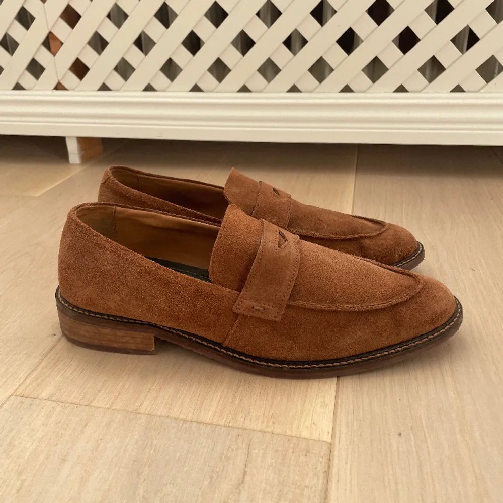 Säljer nu mina bruna loafers av märket Legend i storlek 43. Köptes i Göteborg, nordstan och är använda 5-6 gånger. Nypris: 1799kr Mitt pris: 750kr Först till kvarn som gäller!. Skor.