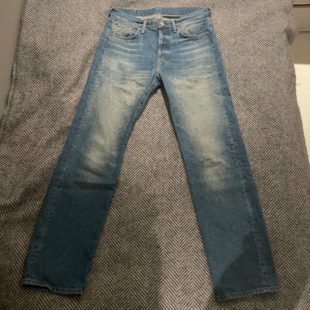 Ett par blåa jeans från Acne Studios i bra skick. Storlek 31/32 i modellen 1996 (rak modell). . Jeans & Byxor.