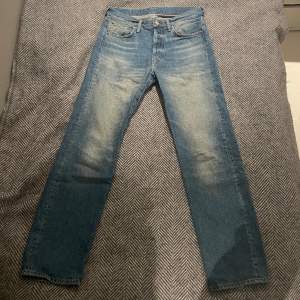 Ett par blåa jeans från Acne Studios i bra skick. Storlek 31/32 i modellen 1996 (rak modell). 