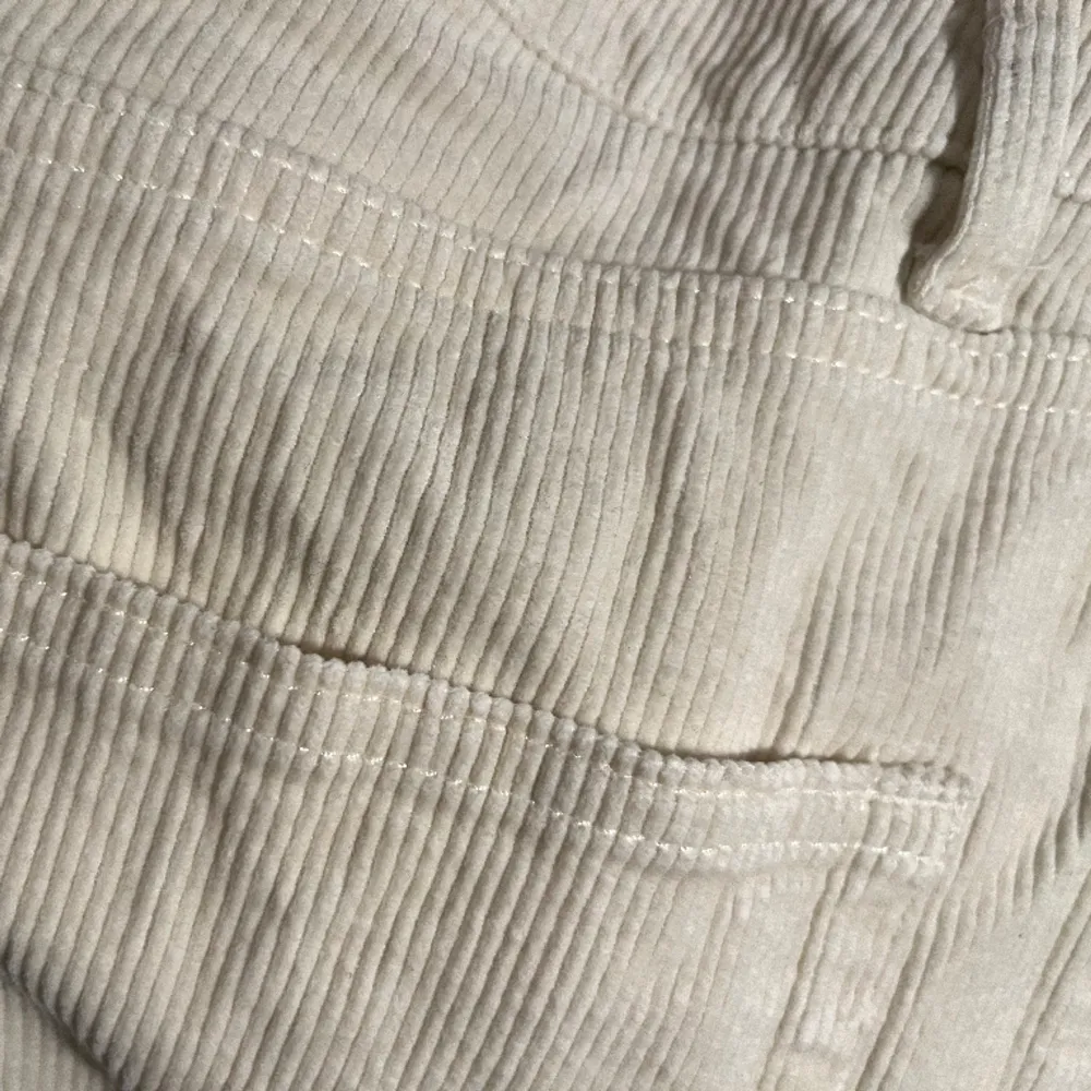 Väldigt bekväma och mysiga, vågigt textil (har glömt namnet) Är inte kritvita men inte häller kräm vita utan nånstans där emellan . Jeans & Byxor.
