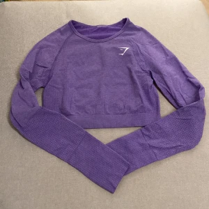 Gymshark topp - Långärmad croppad träningstopp från gymshark. Använd 2 gånger så i nyskick. Strl M men passar även de som brukar ha S då armarna är tighta 