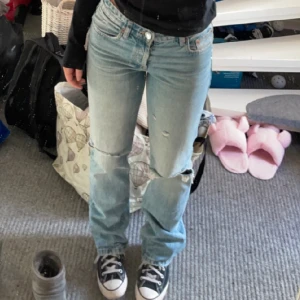 Jeans - Jätte snygga jeans med slitningar från zara. Storlek 36💞 Säljs inte längre