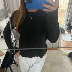 Gråsvart stickad  - Gråsvart tunn stickad tröja från pull and bear i fint skick (frakt tillkommer)🩵