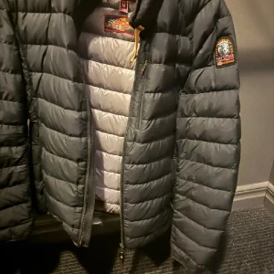 Parajumper jacka - Säljer Parajumper jacka , har ett litet hål i under armen annars inga defekter och i bra skick ut över hålet, vill man ha bild på hållet är de bara att be om bilder, pris kan diskuteras . QR kod finns och fungerar 