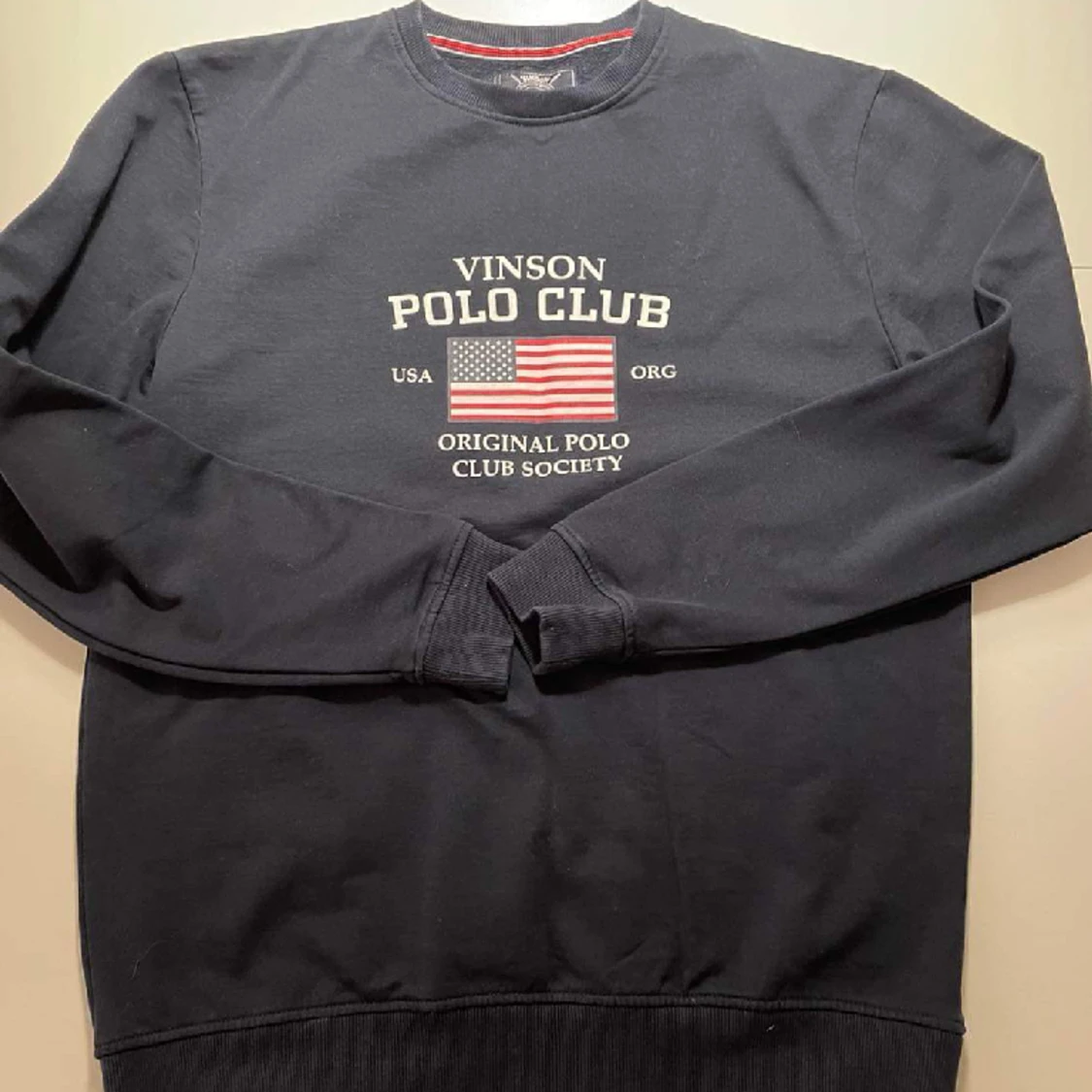 Oanvänd collegetröja