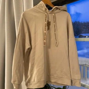 Billie Eilish Hoodie - 🩷 Hoodie, knappt använd. Lång i modellen, oversized. Kontakta mig för att få mer information eller bilder på plaggen 💗