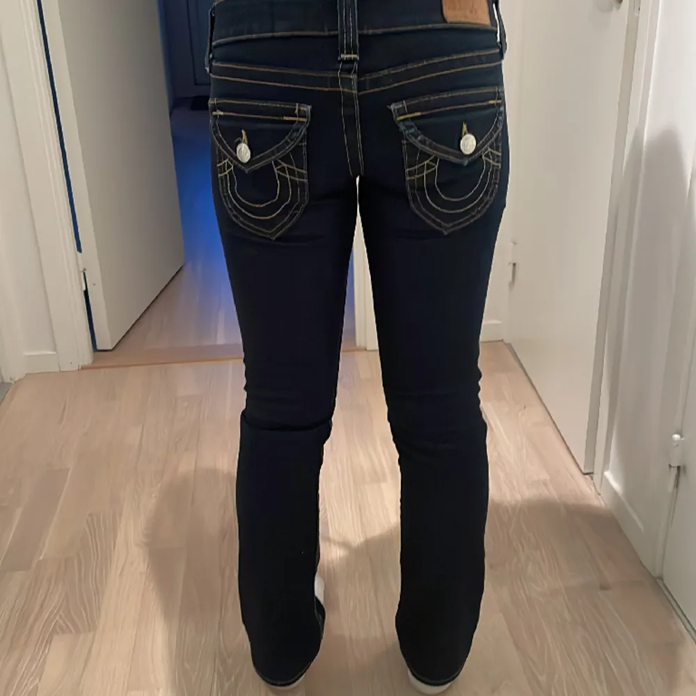 True religon jeans i amerikansk storlek 25💗 Midjemått (runt om): 78cm Innerbenslängd: 80 cm Hela längden på byxorna: 93cm💗  Dem är uppsydda och passar någon som är strax över 160cm🤗 Fint skick på dem och snyggt uppsydda. Hör av er vid frågor💗🤗. Jeans & Byxor.