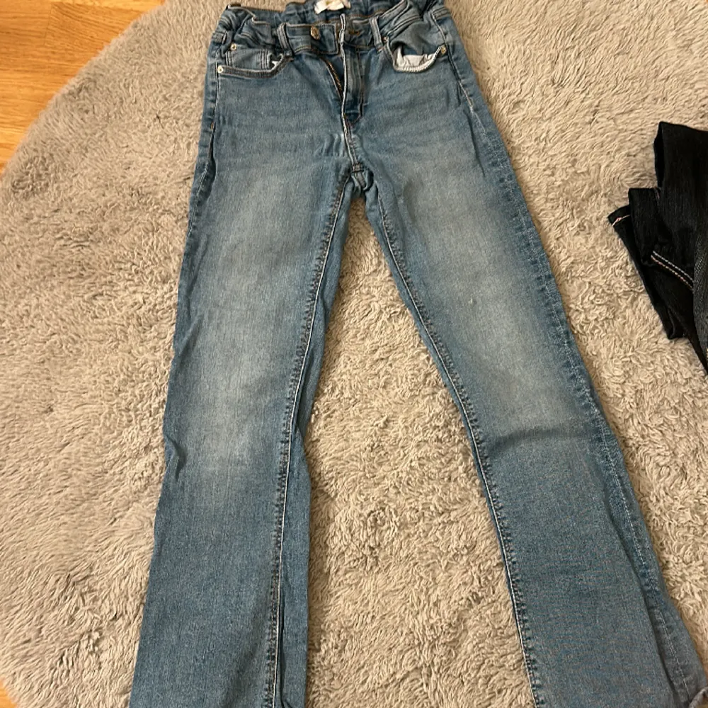 Skit snygga jeans med fickor säljer pogrund av att jag inte andbänder dom längre❤️super sköna i fina. Jeans & Byxor.