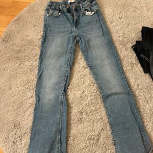 Skit snygga jeans med fickor säljer pogrund av att jag inte andbänder dom längre❤️super sköna i fina