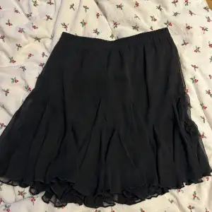 Säljer denna snygga kjol då den aldrig kommit till användning!  Från NAKD och är i storlek 38🩷