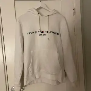 Vit Tommy hiltfiger hoodie i fint skick Använd bara några få gånger men ser ut som ny Nypris: 1499kr Köparen står för frakten 