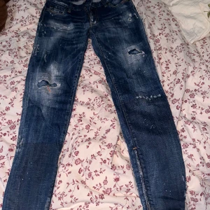 Dsquared2 jeans dam - Jeansen är helt oanvända då dem är alldeles för stora på mig. Priset kan diskuteras vid snabbaffär.