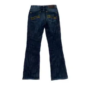 Såå snygga lågmidjade mörkblå Lee jeans köpta second hand💝 Midjemått: 77 Innerben: 75 säljer för att dom tyvärr är för små (det finns lite slitningar längst ner i follen men annars bra skick) 🙏 skriv för bättre bilder eller bara frågor i allmänhet💋