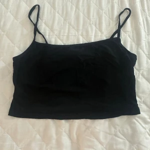 Tröja och kjol  - Ett svart set med linne och kjol.