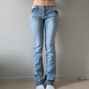 Ljusblåa jeans köpa second hand. Bra skick. Säljer pågrund utav att dem är så pass stretchiga att dem blir för drottning midjan. Dem känns inte som jeans. Pågrund utav det stretchiga så vet jag inte riktigt exakt strl. Skriv för bilder eller frågor. 